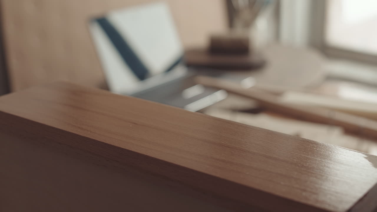 Application of Wood Varnish on Handmade Furniture