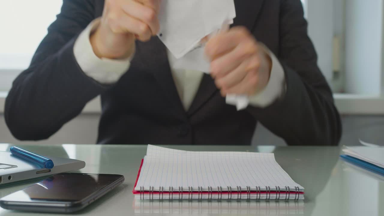 oficina - una mujer lee el contrato, encuentra un error crítico y rasga el papel en pedazos. está muy nerviosa y golpea las manos en la mesa.