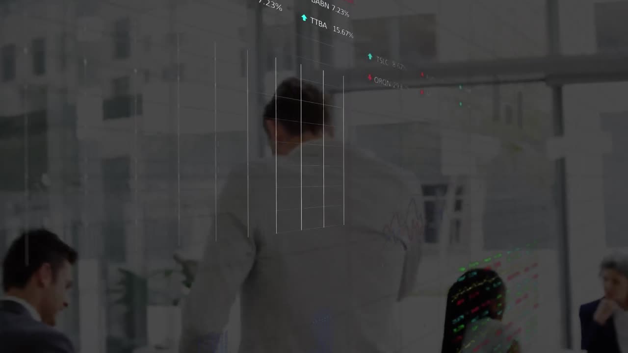 animación del procesamiento de datos financieros sobre un hombre de negocios hablando por teléfono