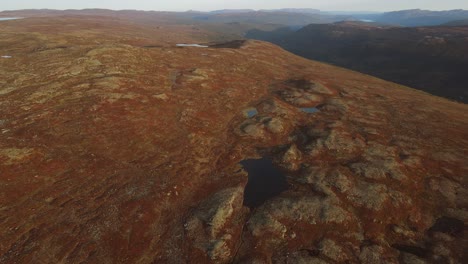 material de archivo areal de la meseta de la montaña y un valle en un lejano en el sur de noruega