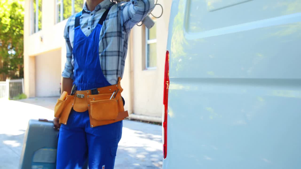 도구를 운반하는 수작업자