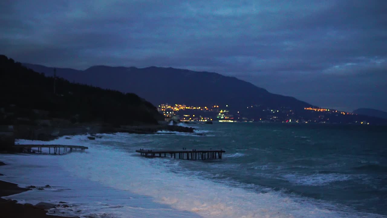 해변에서 폭풍우의 밤