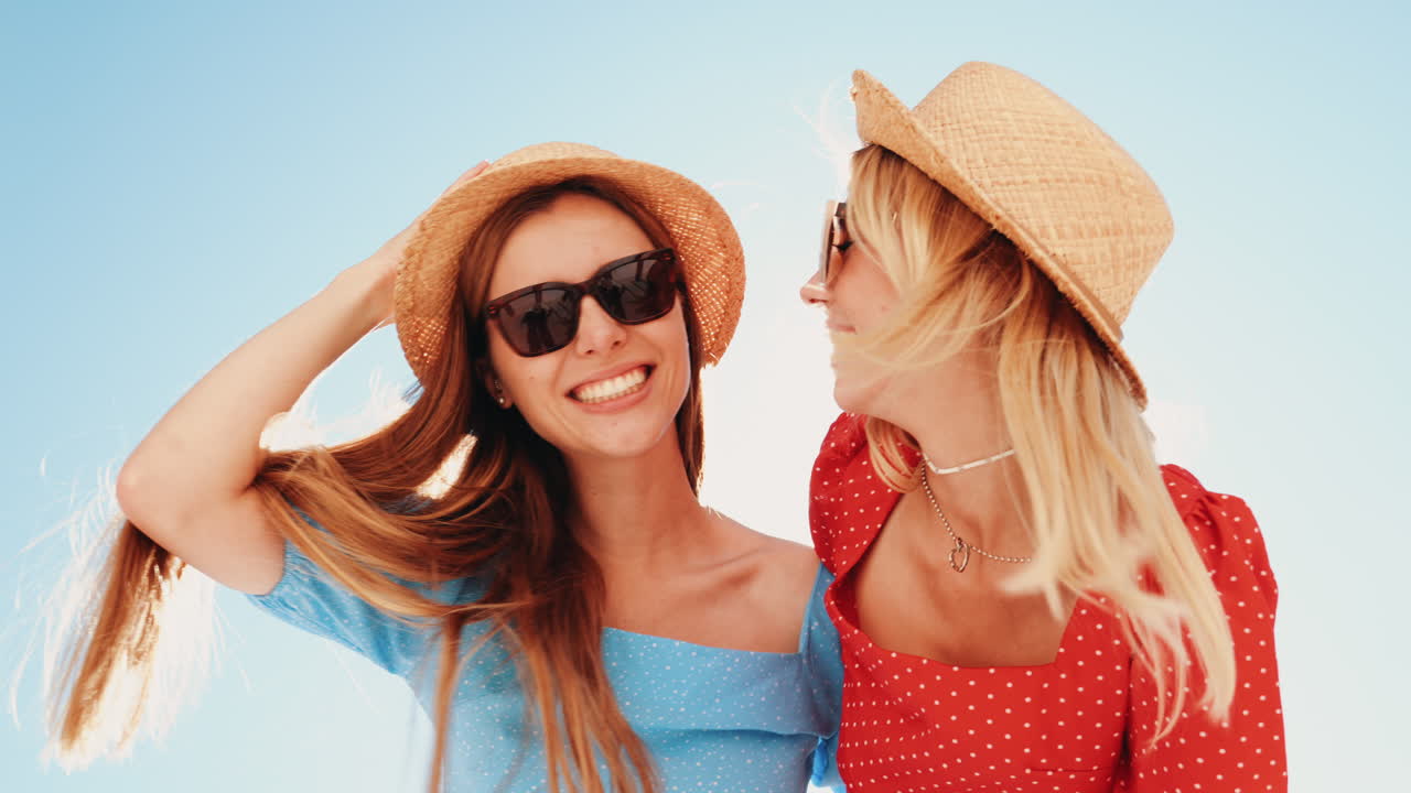 밖에서 웃는 두 친구