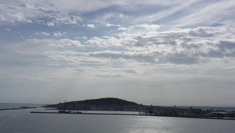 Cielo-Nublado-Toma-Aérea-De-La-Ciudad-De-Sete-Francia-Mar-Mediterráneo