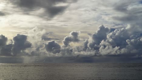 tranquila vista al mar con brillantes nubes soleadas como telón de fondo, fiji en 4k, estático