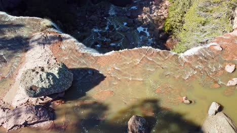 Disparo-De-Drone-Inclinado-Hacia-Abajo-De-La-Cascada-De-Cusarare,-Chihuahua