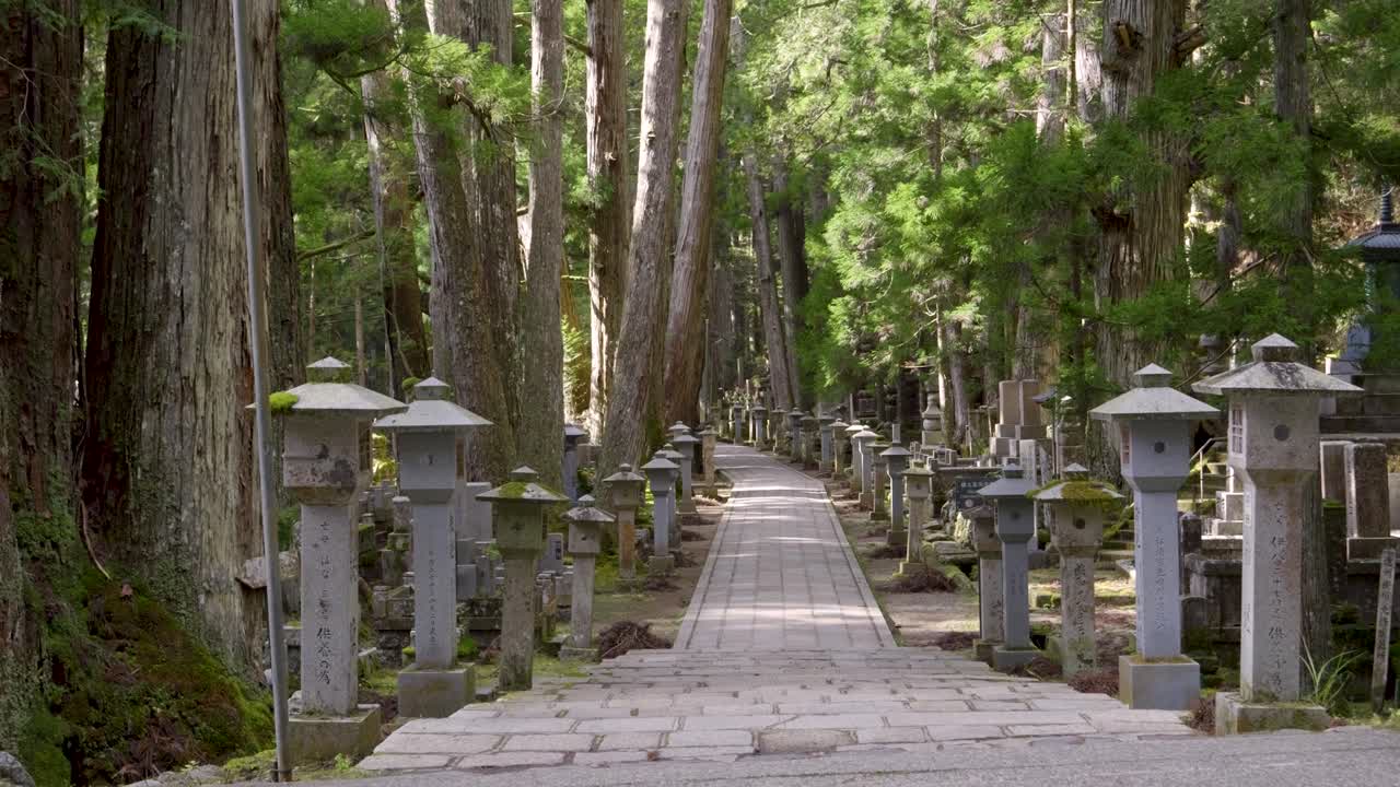 일본 코야산에 있는 사원 부지에 느린 동영상 촬영이 진행되고 있다.