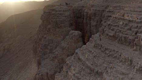 vista del atardecer desde un acantilado en un cañón desértico