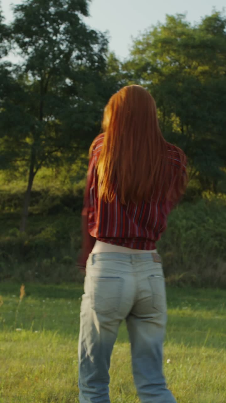 여름 들판 에 있는 여자 사진