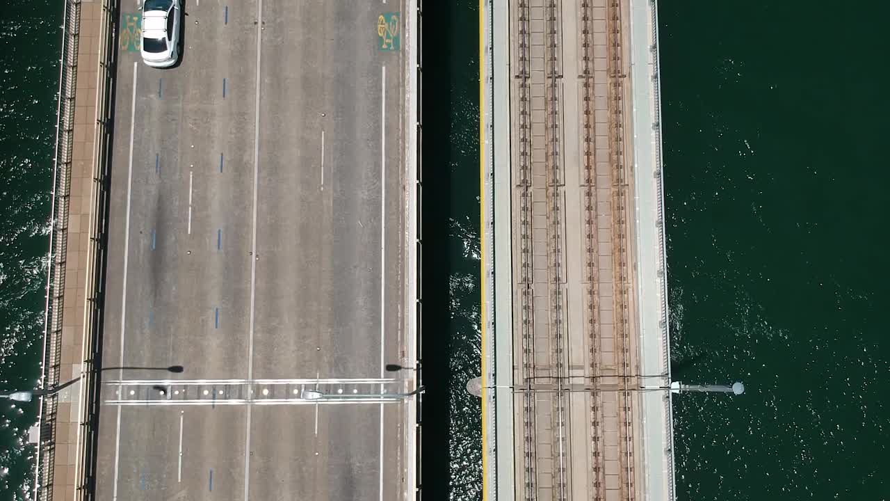 양방향으로 이동하는 차량이 있는 다리에서 아래로 보기