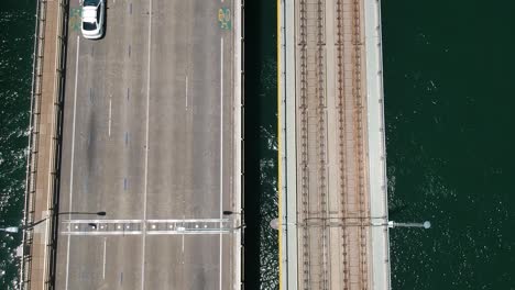 Ein-Blick-Auf-Eine-Brücke-Mit-Fahrzeugen,-Die-In-Beide-Richtungen-Fahren