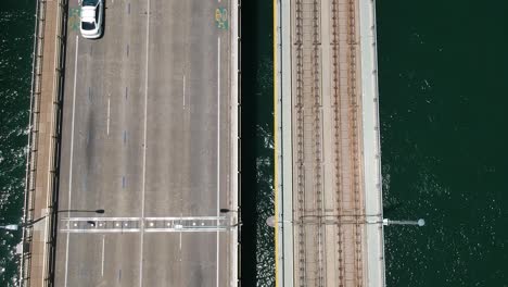una vista hacia abajo en un puente con vehículos que viajan en ambos sentidos