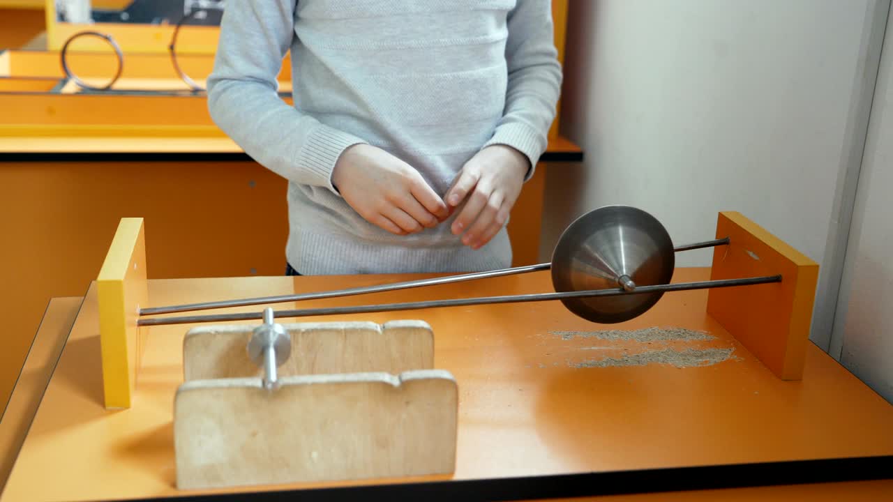 мальчик выглядит как конус падает под действием центра массы.