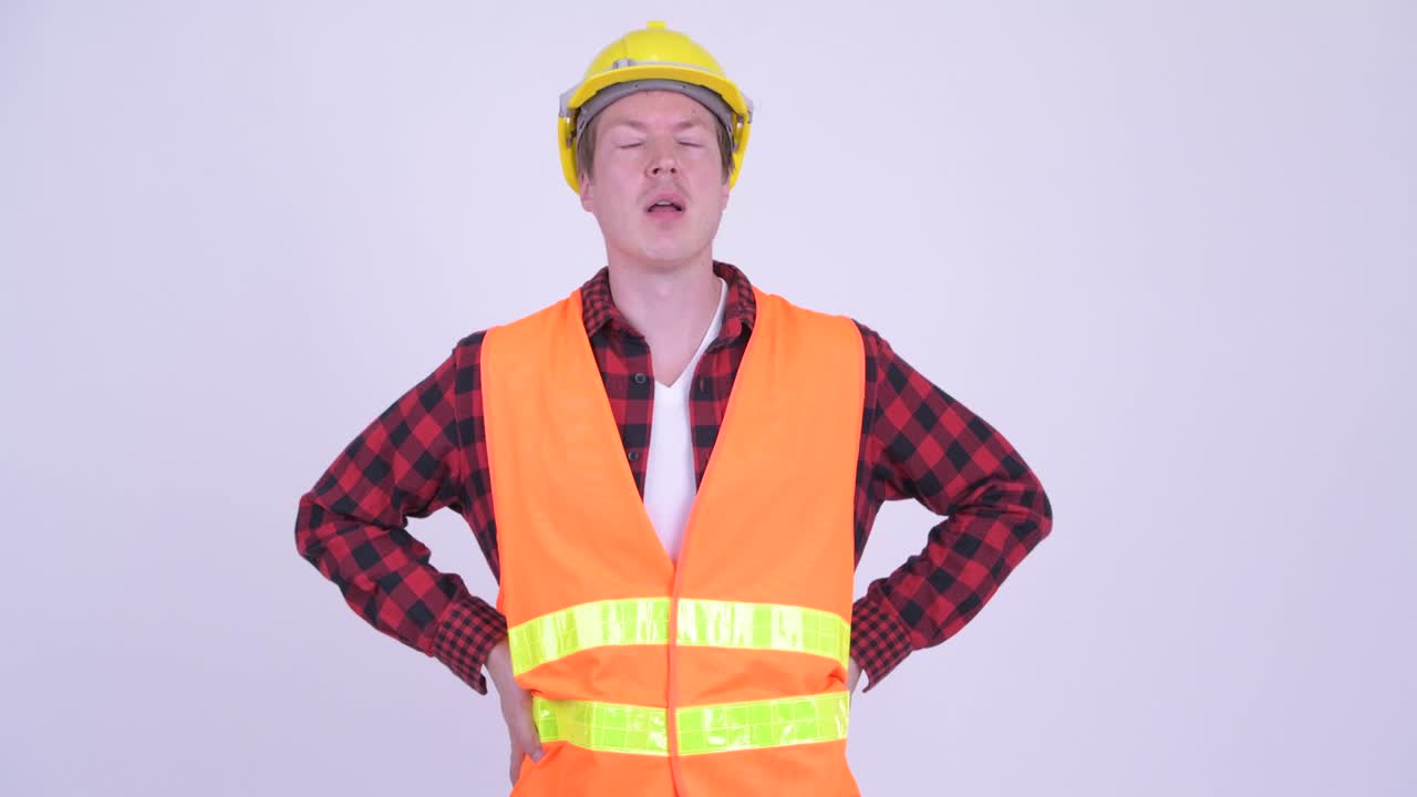 잘 생긴 젊은이 건설 노동자