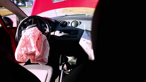 airbags desplegados en el volante después de la colisión