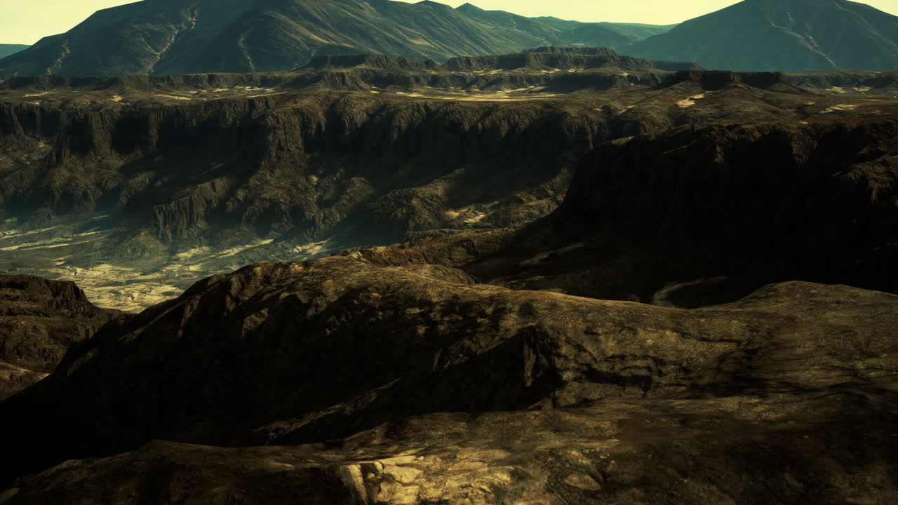 formaciones montañosas épicas de glaciares bajo nubes oscuras