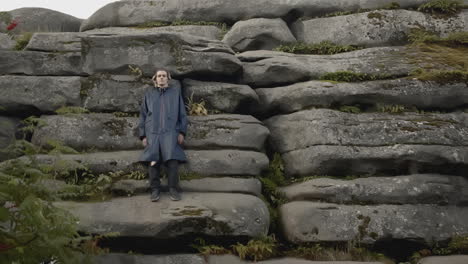 hombre posando entre las rocas