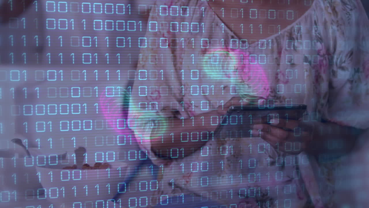 animación de círculos en movimiento y códigos binarios sobre chica afroamericana usando tableta digital en casa.