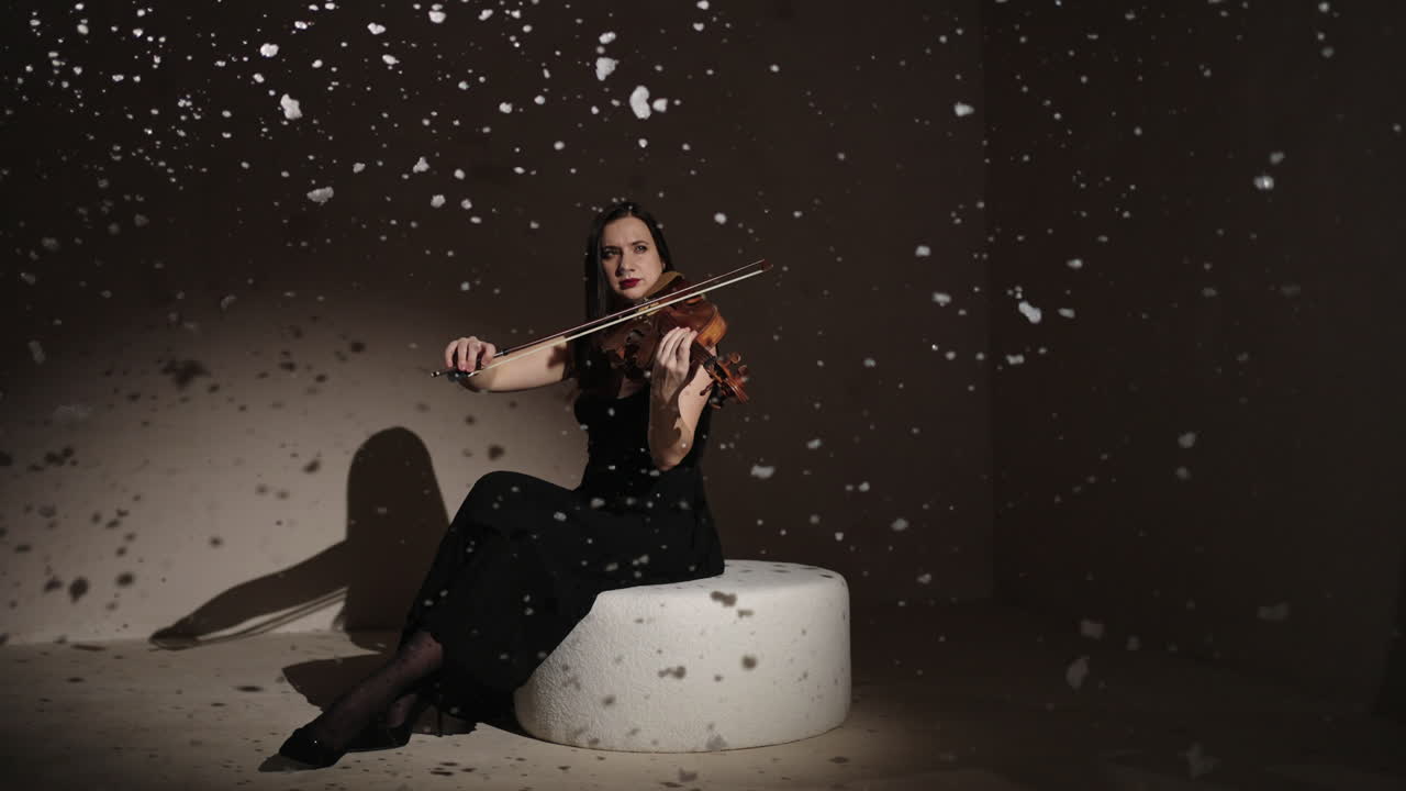 Violinista in un paesaggio invernale incantato
