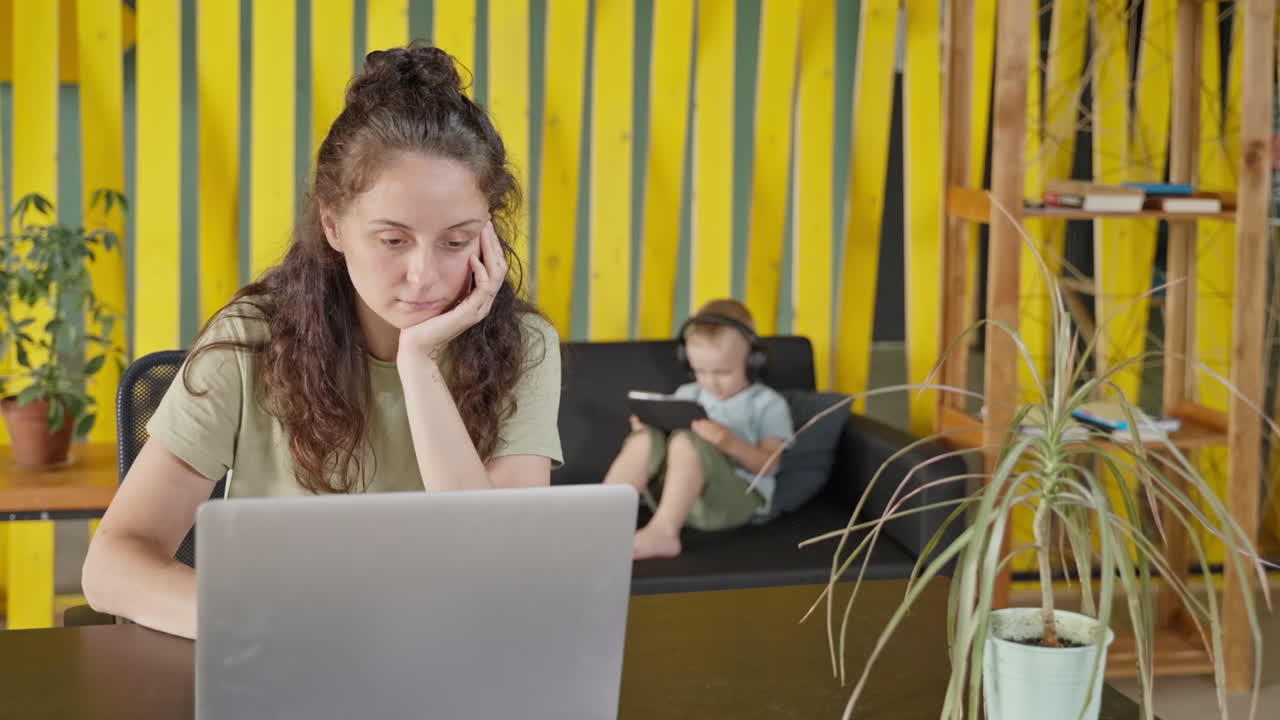madre que trabaja desde casa con el niño