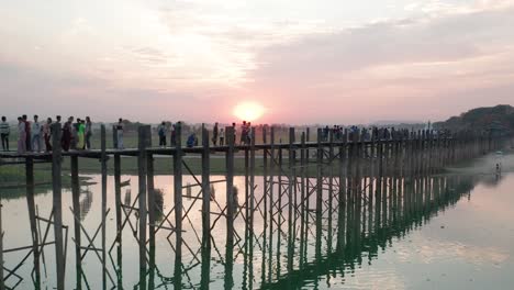 Antena-Del-Famoso-Puente-De-Madera-U-Bein-Con-Puesta-De-Sol-Roja-En-Myanmar