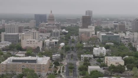 Austin,-Texas-Skyline-Und-Texas-State-Capitol-Building-Mit-Drohnen-Vide-Weitwinkelaufnahme-Und-Einzug