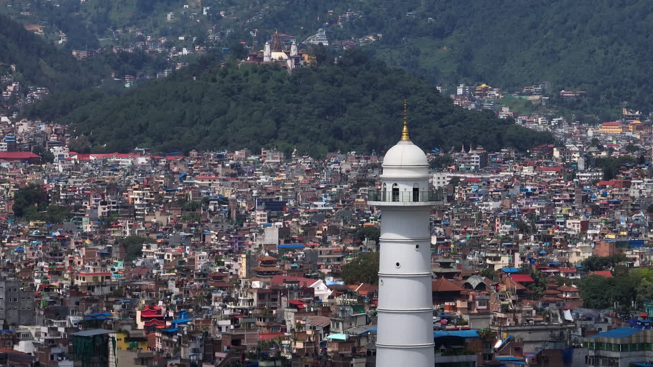 카트만두 네팔에는 다라하라 화이트 뷰 타워가 있습니다. 수도 전체를 볼 수 있습니다. 녹색, 언덕, 풍경, 금으로  ⁇ 인 타워, 도시화, 드론  ⁇ , 관광지 4k