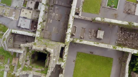 Claregalway-Friary-Draufsicht-Von-Oben-Drehend-Und-Steigend,-Um-Eine-Vogelperspektive-Zu-Schaffen