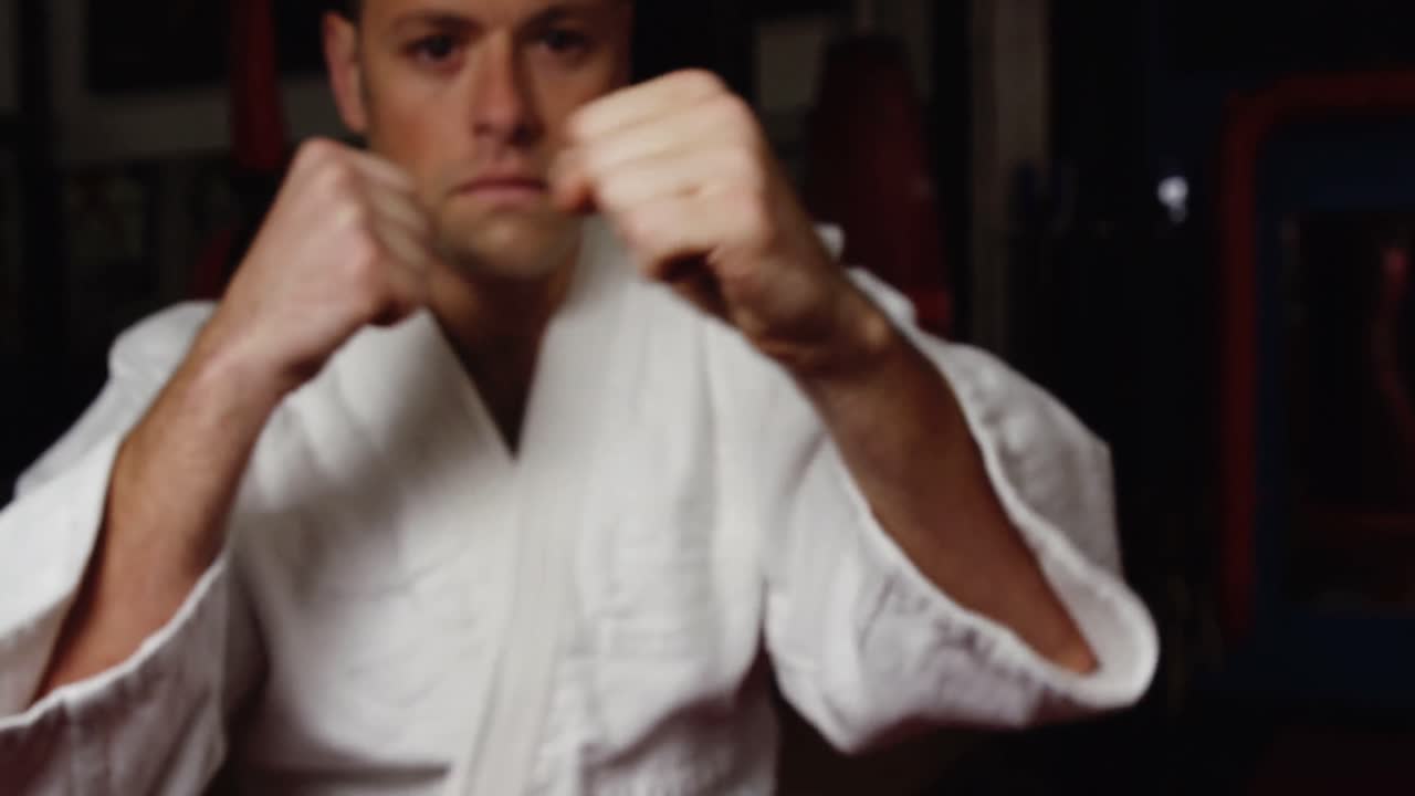 카라테를 연습하는 남자