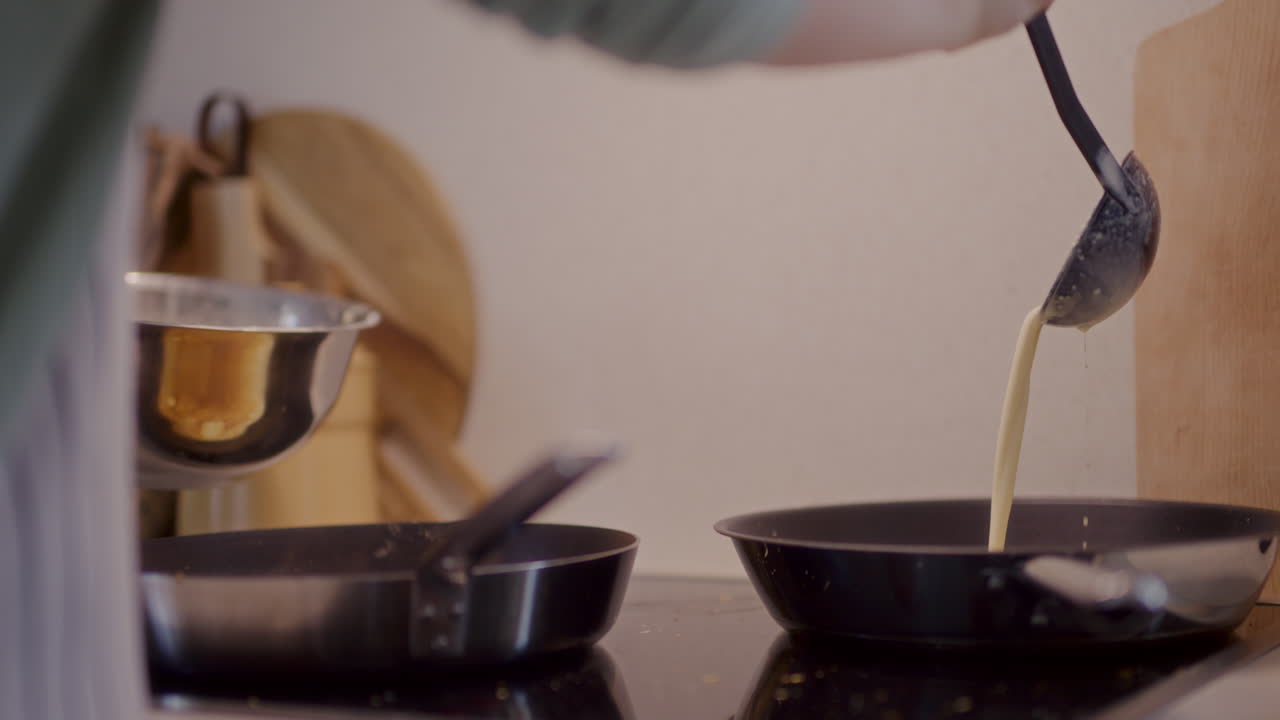 крупный план налива блинчикового теста в сковородку