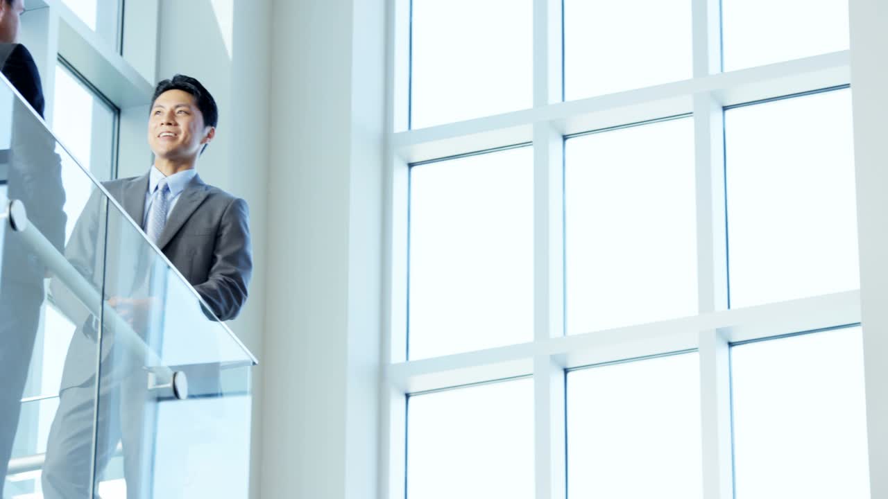 남성 여성 다민족 사업가 회의