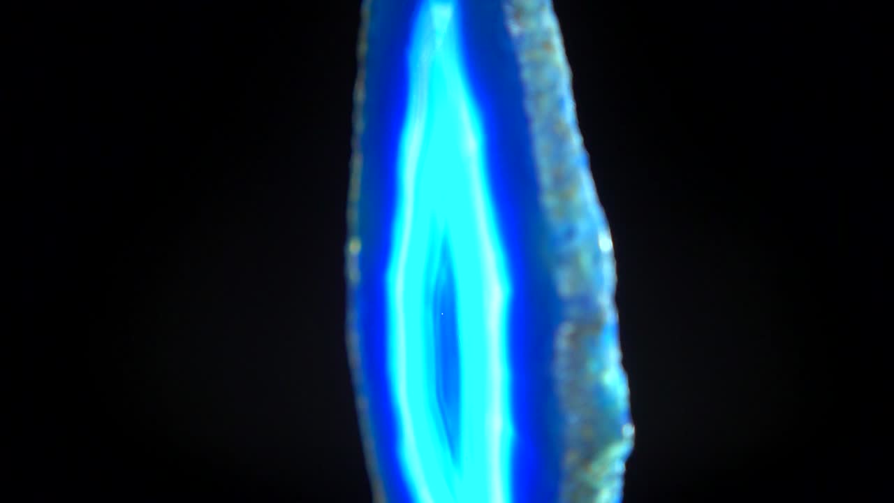 Minerale blu scuro (Agata Blu) in rotazione continua su sfondo nero