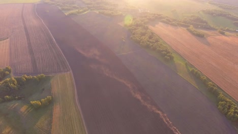vista aérea de los campos agrícolas al amanecer o al atardecer
