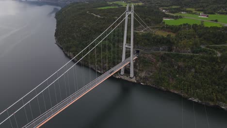 Un-Camión-Circulando-Por-El-Puente-Hardanger,-Uno-De-Los-Puentes-Colgantes-Más-Largos-Del-Mundo