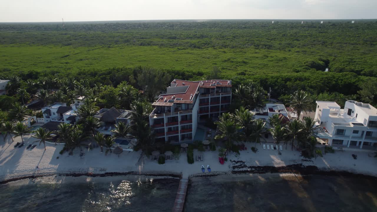 vista aérea del hotel amansala en tulum, méxico