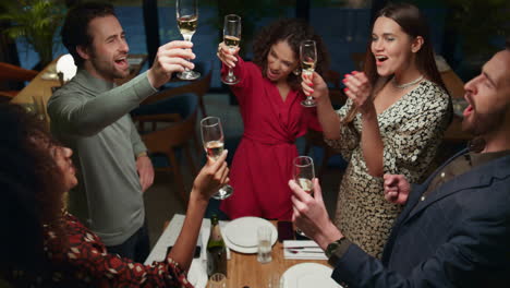 Amigos-Multirraciales-Celebrando-Cumpleaños-En-Un-Restaurante-Elegante.-Concepto-De-Bebida.