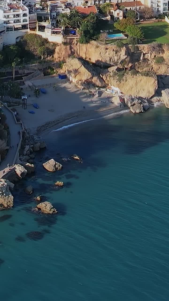 Calahonda strand og klipper i Nerja, luftfoto