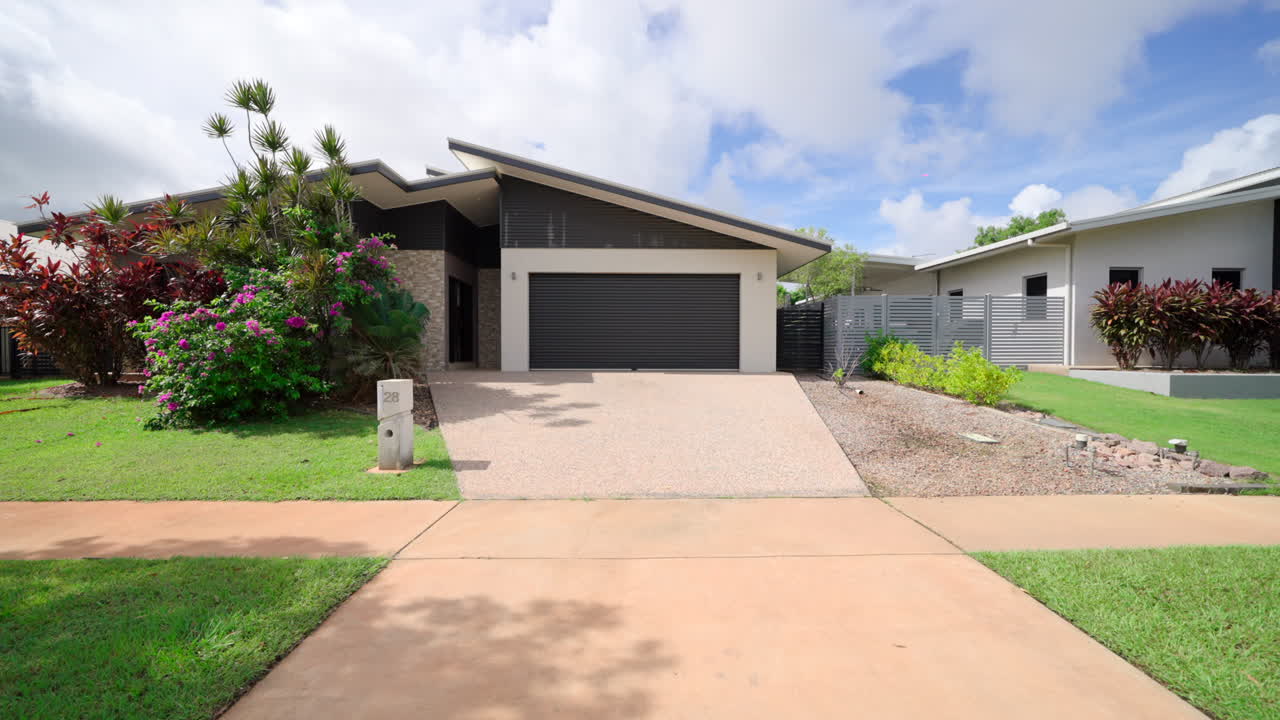 construir uma nova entrada de fachada com rocha texturizada para a calçada e o gramado
