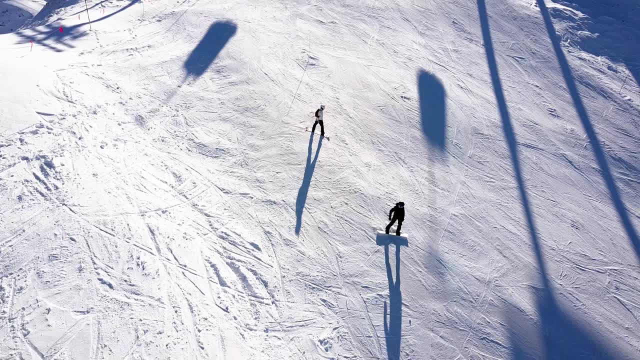 산에서 스키를 타는 것