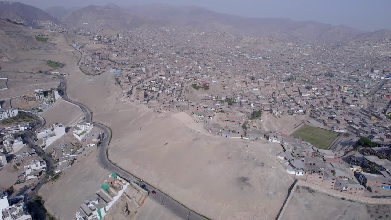 Vista aerea di una baraccopoli a Lima, Perù