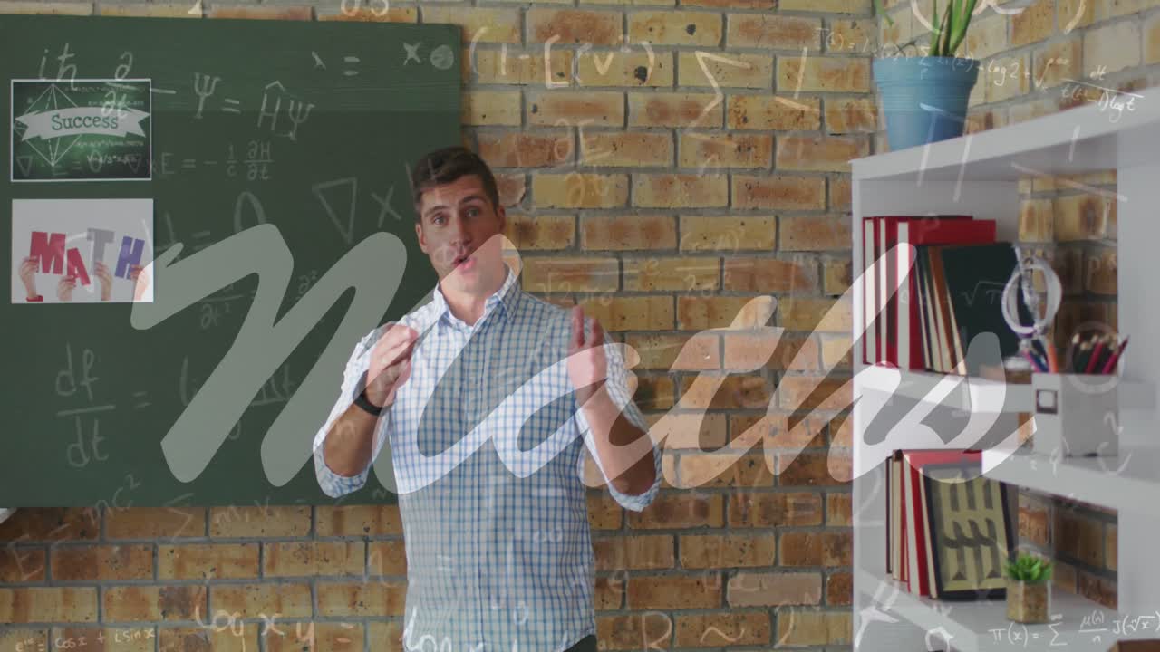 animación de texto de matemáticas y ecuaciones matemáticas sobre profesor masculino caucásico en el fondo