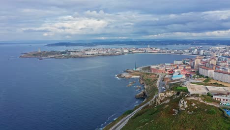 Pueblo-Costero-Junto-Al-Mar-En-Galicia-Visto-Desde-Lo-Alto-De-Una-Colina