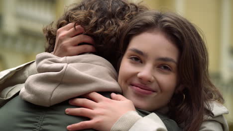 hombre y mujer sintiéndose felices afuera.