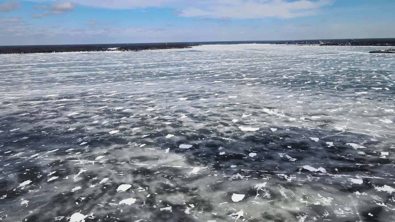 머스키건 호수의 두꺼운 얼음층 위로 오른쪽으로 이동