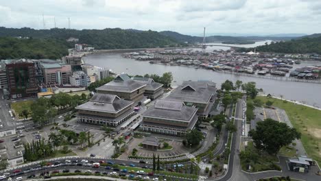 Luftaufnahme-Einer-Drohne-Vom-Stadtzentrum-über-Den-Fluss-In-Richtung-Der-Schwimmenden-Dörfer-Von-Kampong-Ayer-In-Bandar-Seri-Bagawan-In-Brunei-Darussalam