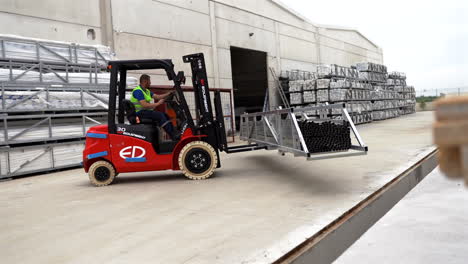 elevador de horquilla que mueve marcos de pvc en las instalaciones de producción
