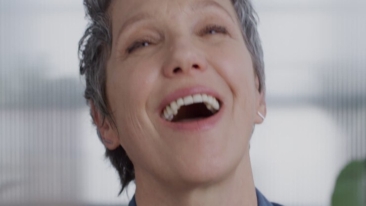 Ritratto di una matura donna d'affari sorridente in ufficio.