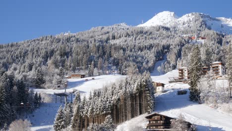 pente de montagne alpine avec un hôtel et des gondoles fonctionnant par une claire journée d'hiver