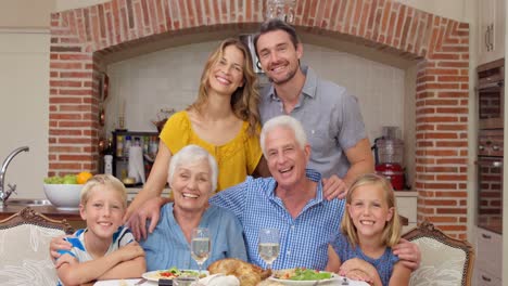 Porträt-Einer-Familie-Mit-Mehreren-Generationen-Beim-Mittagessen