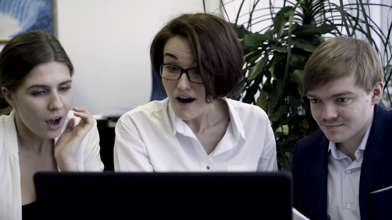 팀이 사무실에서 성공을 축하하고 있습니다.